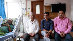 केएमसीमा चिकित्सा क्षेत्रको नयाँ रेकर्ड : ६७ वर्षीय वृद्धको फुटेको ब्रेन एभीएमको बिनाचिरफार सफल उपचार